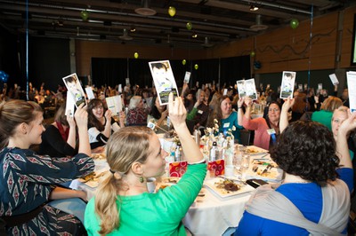 14LUN_Guestsraisepaddle